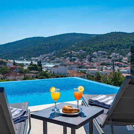 Summer Side Villa *