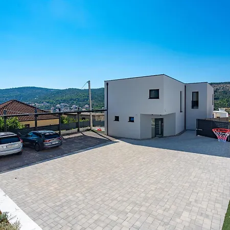 Summer Side Villa