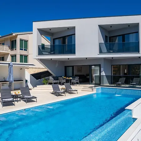 Summer Side Villa *